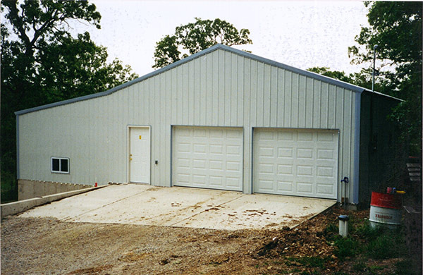 Two-level shop/garage on concrete slabs