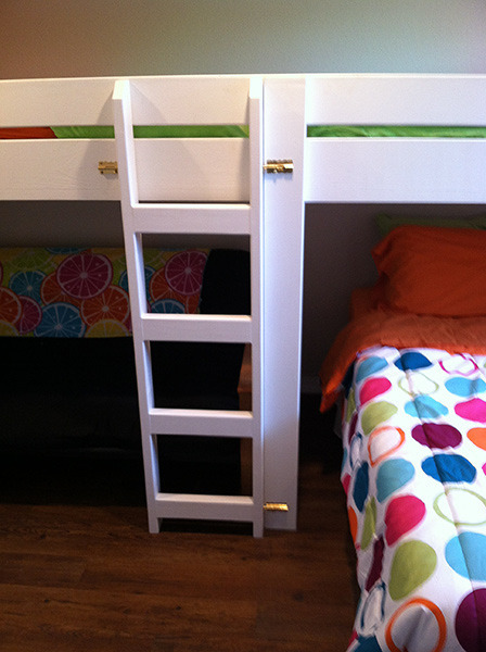 Bunk beds with removable ladder